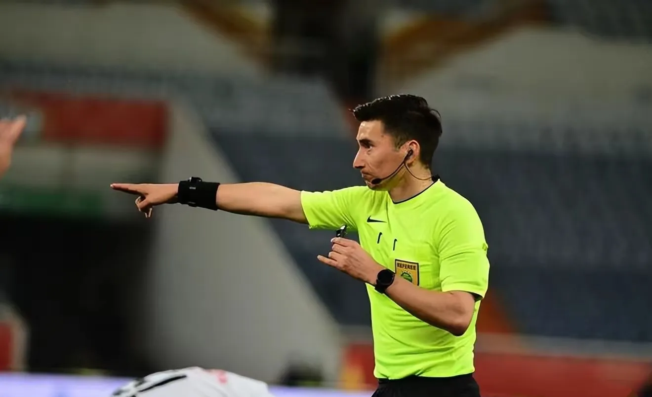 爱游戏体育-清晨体能课后;成都蓉城迎来里程碑备战英超;媒体盛赞;资深球员宣示担当(多名强援加入成都蓉城)