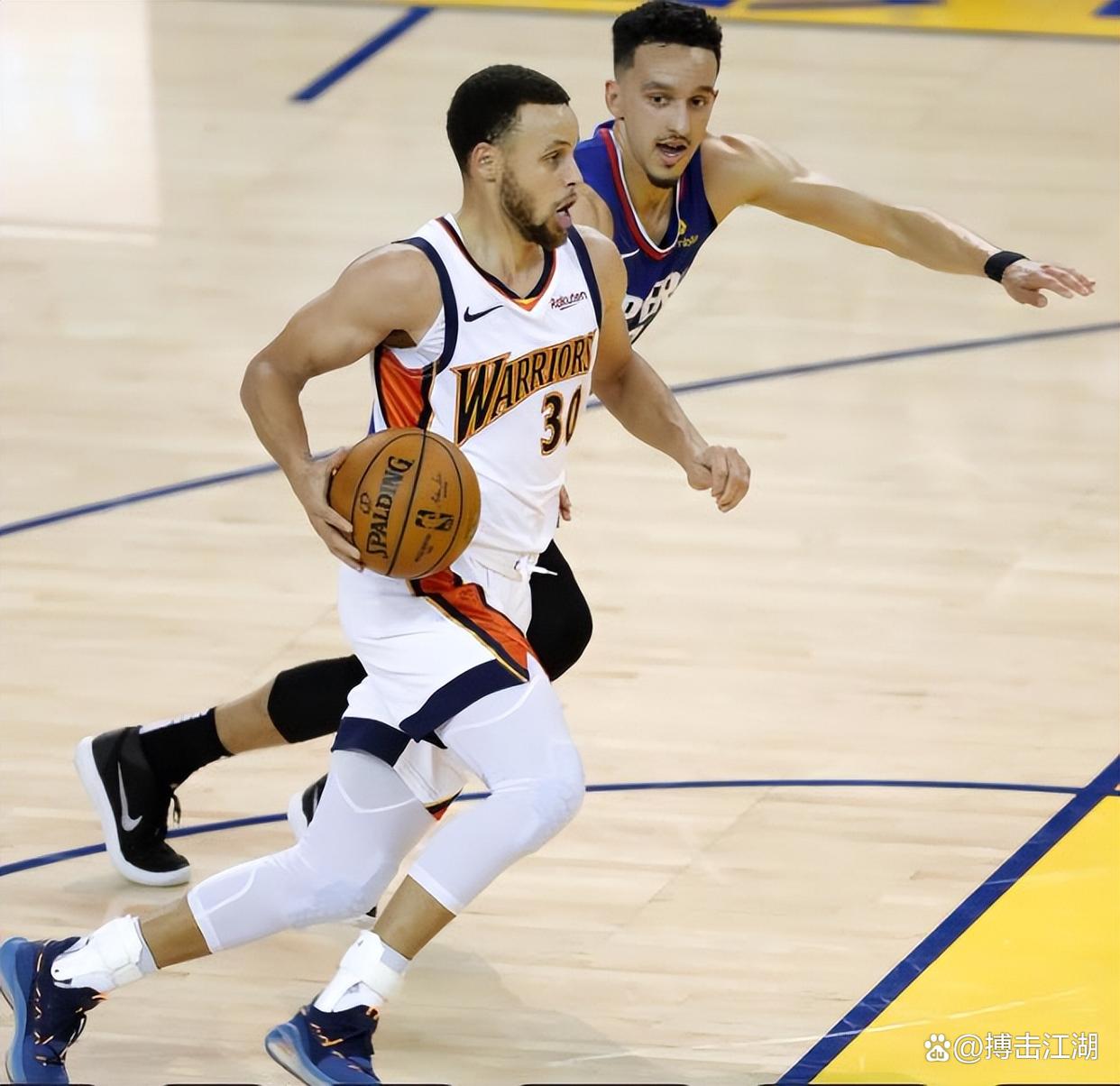 爱游戏-库里在巴塞罗那比赛中赛事规则更新，出色防守引发热议！的简单介绍